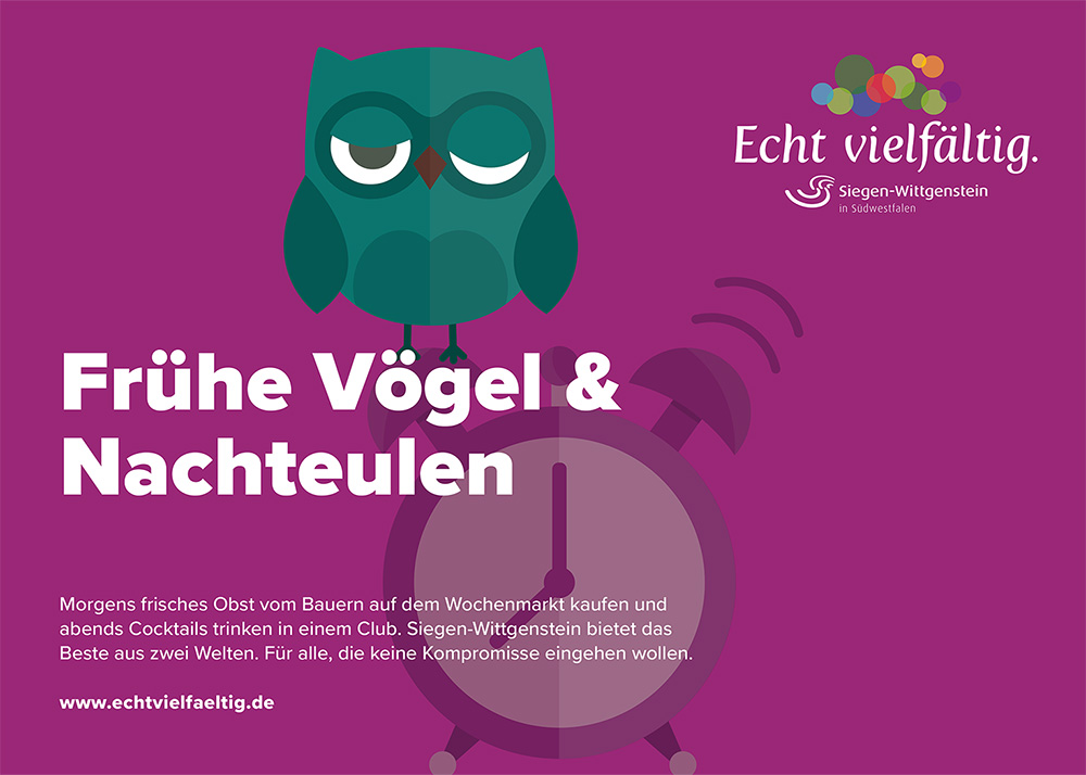 Das Bild zeigt eine Illustration auf violettem Grund. Man sieht einen Wecker, auf dem eine Eule sitzt. Darüber die Überschrift in weiß: „Frühe Vögel und Nachteulen“. Oben links in der Ecke das „Echt vielfältig“-Logo.