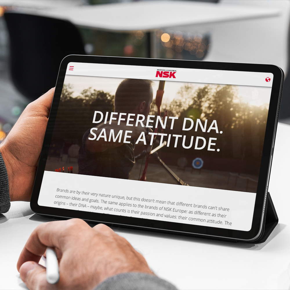 Landingpage der Kampagne auf einem Tablet dargestellt, welches auf einem Tisch steht