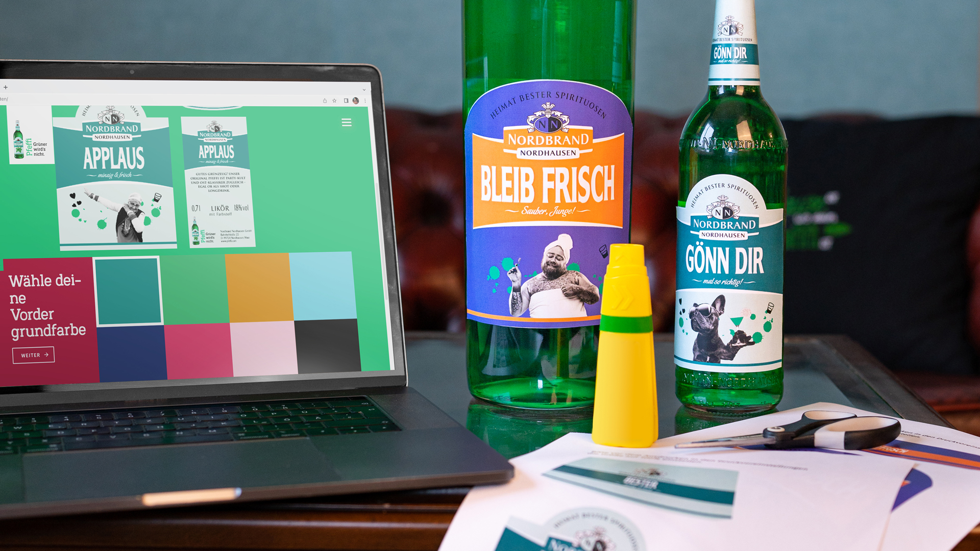 Man sieht ein Beispiel aus dem Etikettengenerator auf einem Laptop und neben dem Laptop stehen Bastelunterlagen