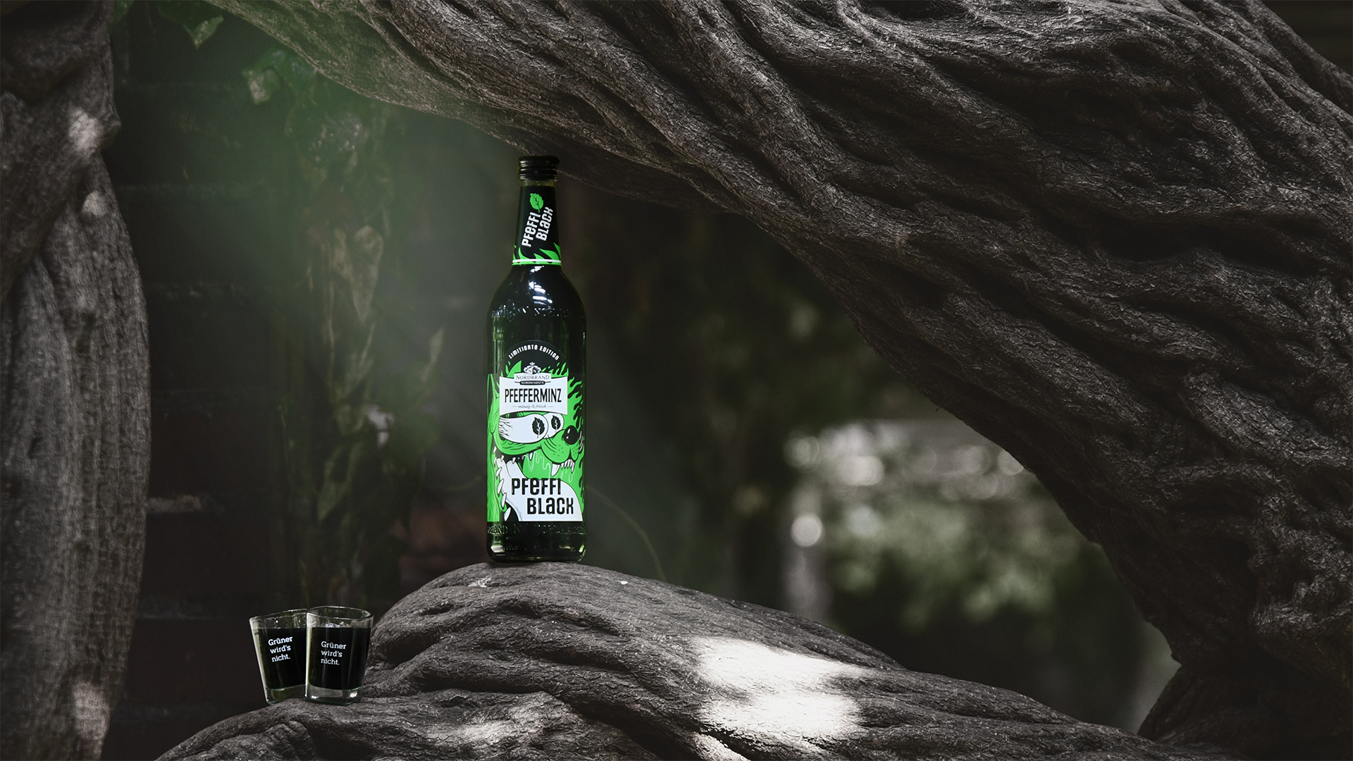 Man sieht eine Flasche Pfeffi Black mit zwei Gläschen.