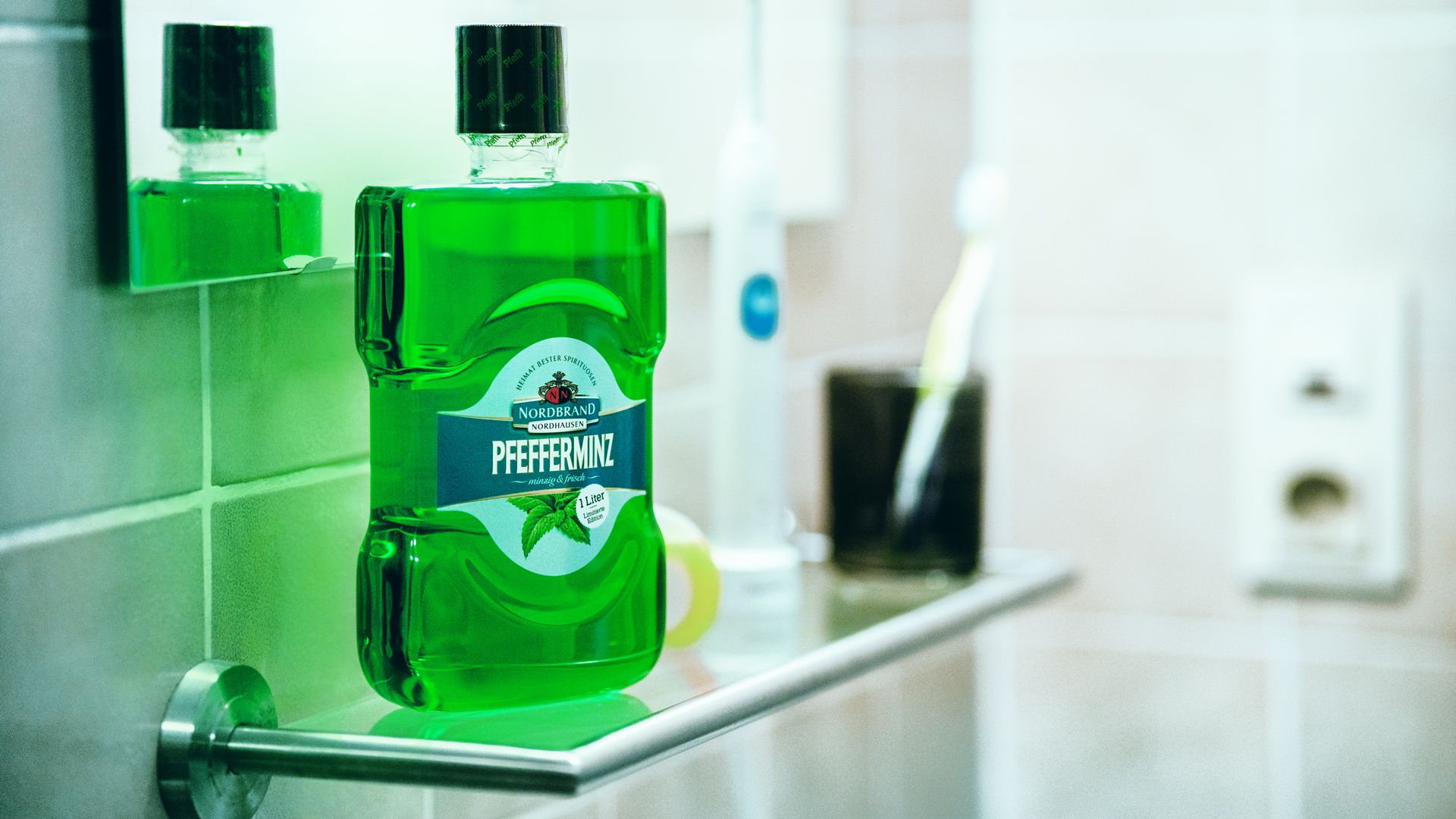 Man sieht eine Flasche Pfeffi Mundwasser.