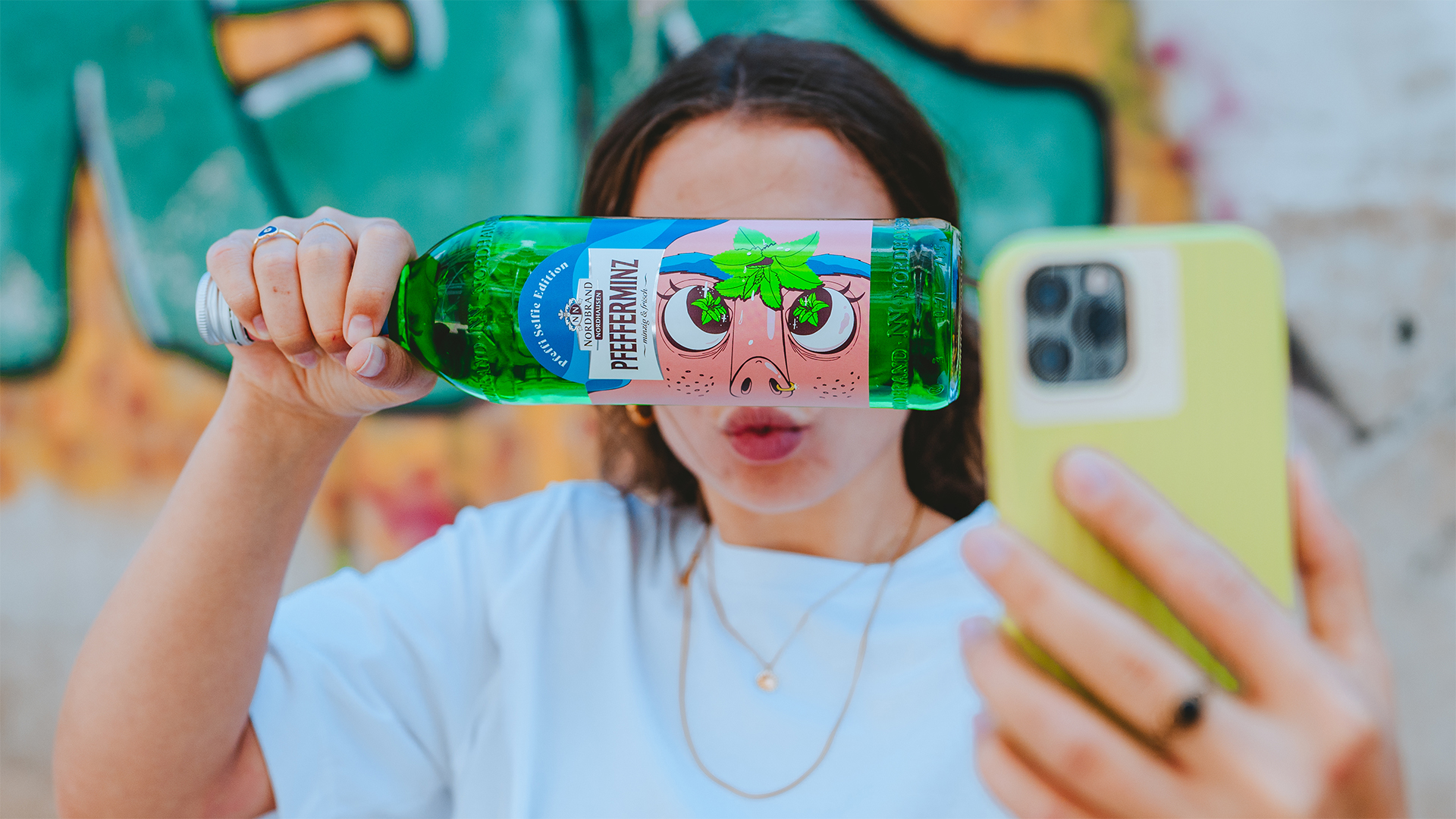 Man sieht eine Flasche Pfeffi Mundwasser.