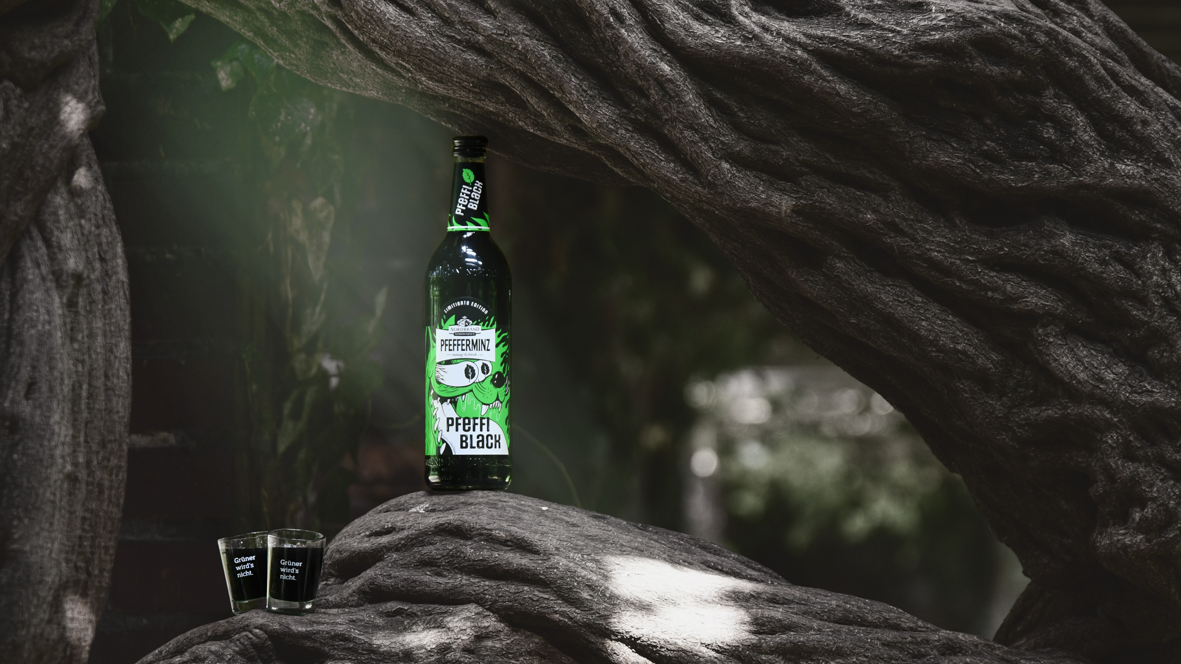 Man sieht eine Flasche Pfeffi Black mit zwei Gläschen.