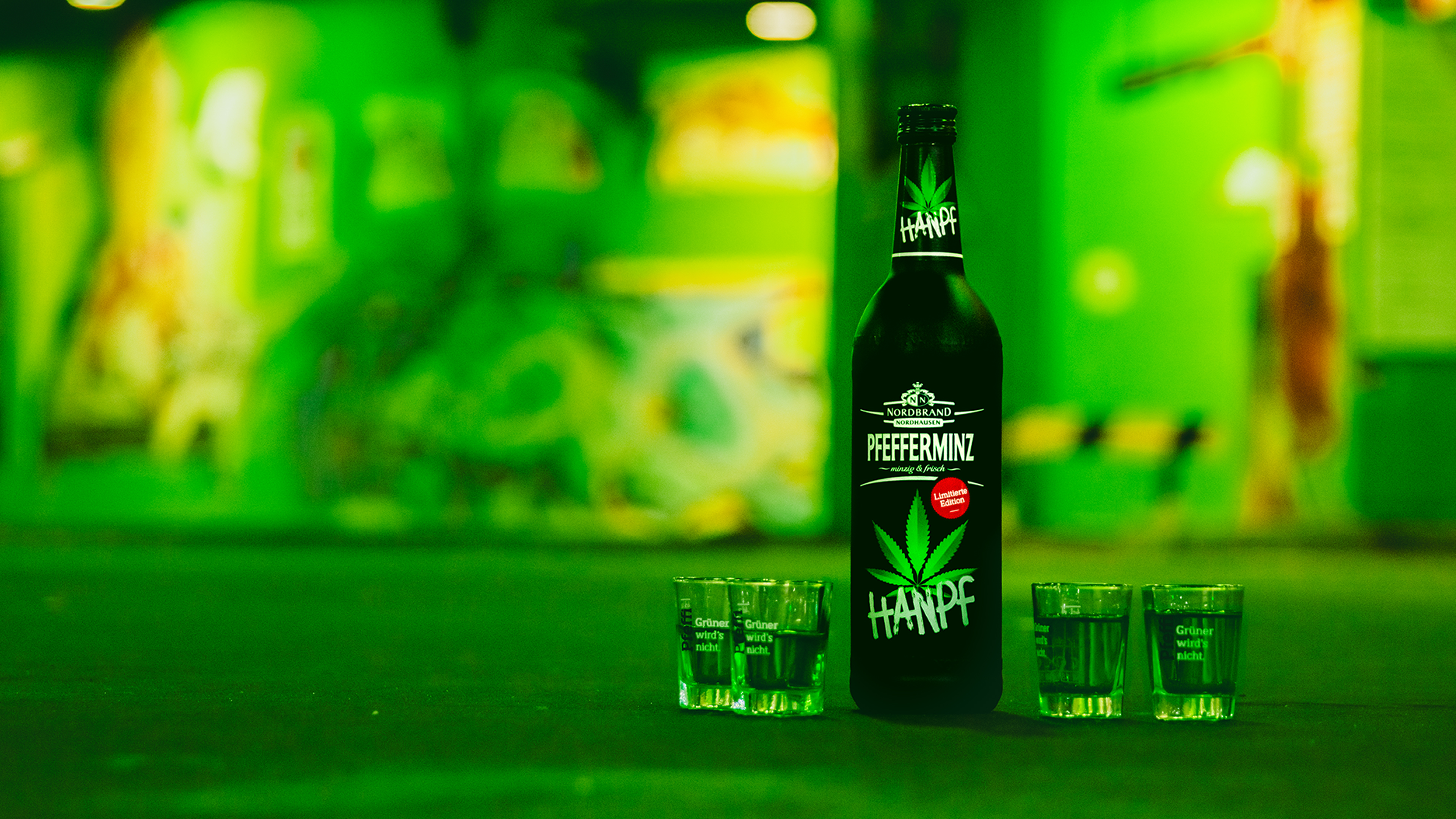 Man sieht eine Flasche Pfeffi Hanpf.