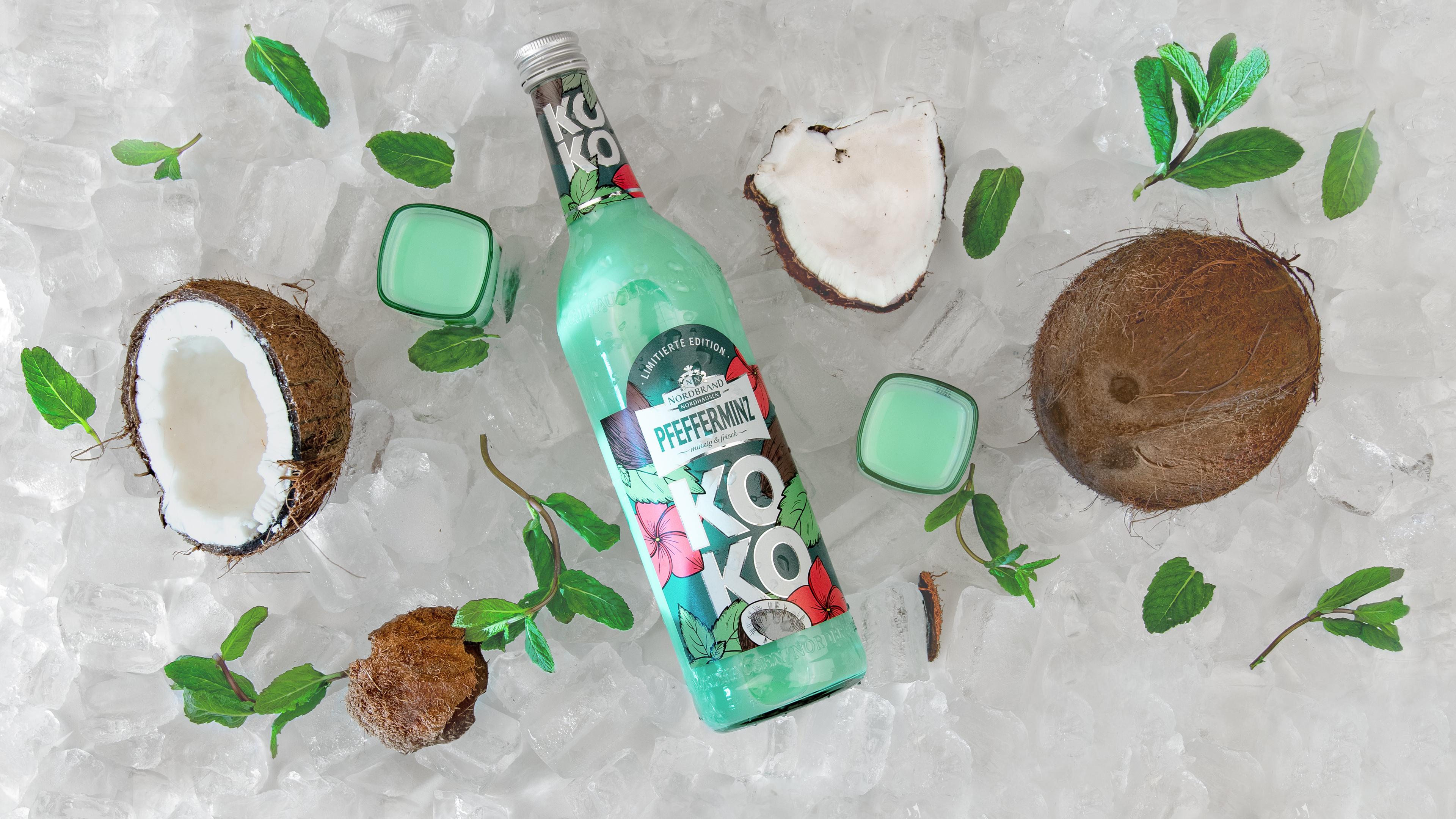 Man sieht eine Flasche Pfeffi Koko.