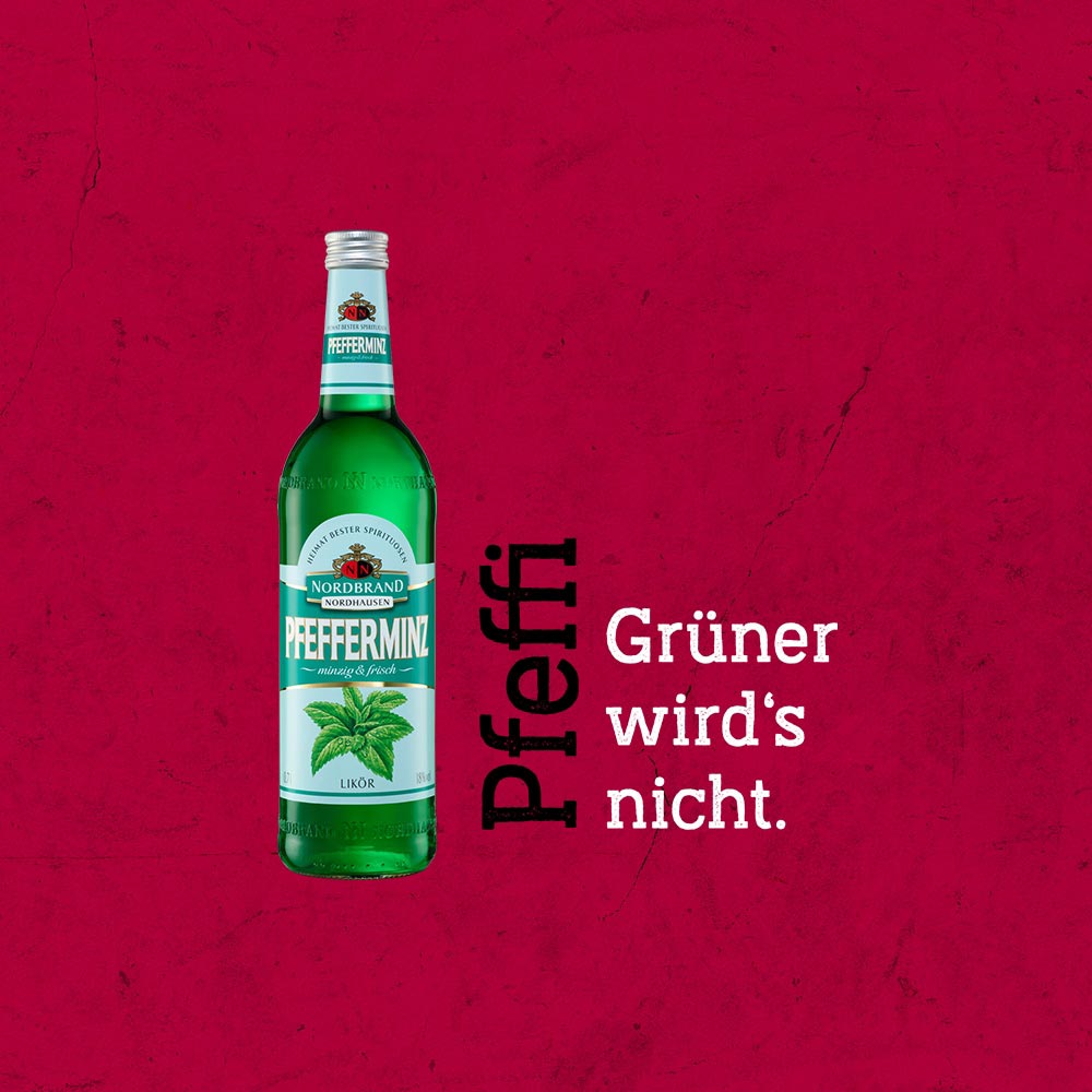 Eine Flasche Pfeffi mit dem Slogan Grüner wird’s nicht