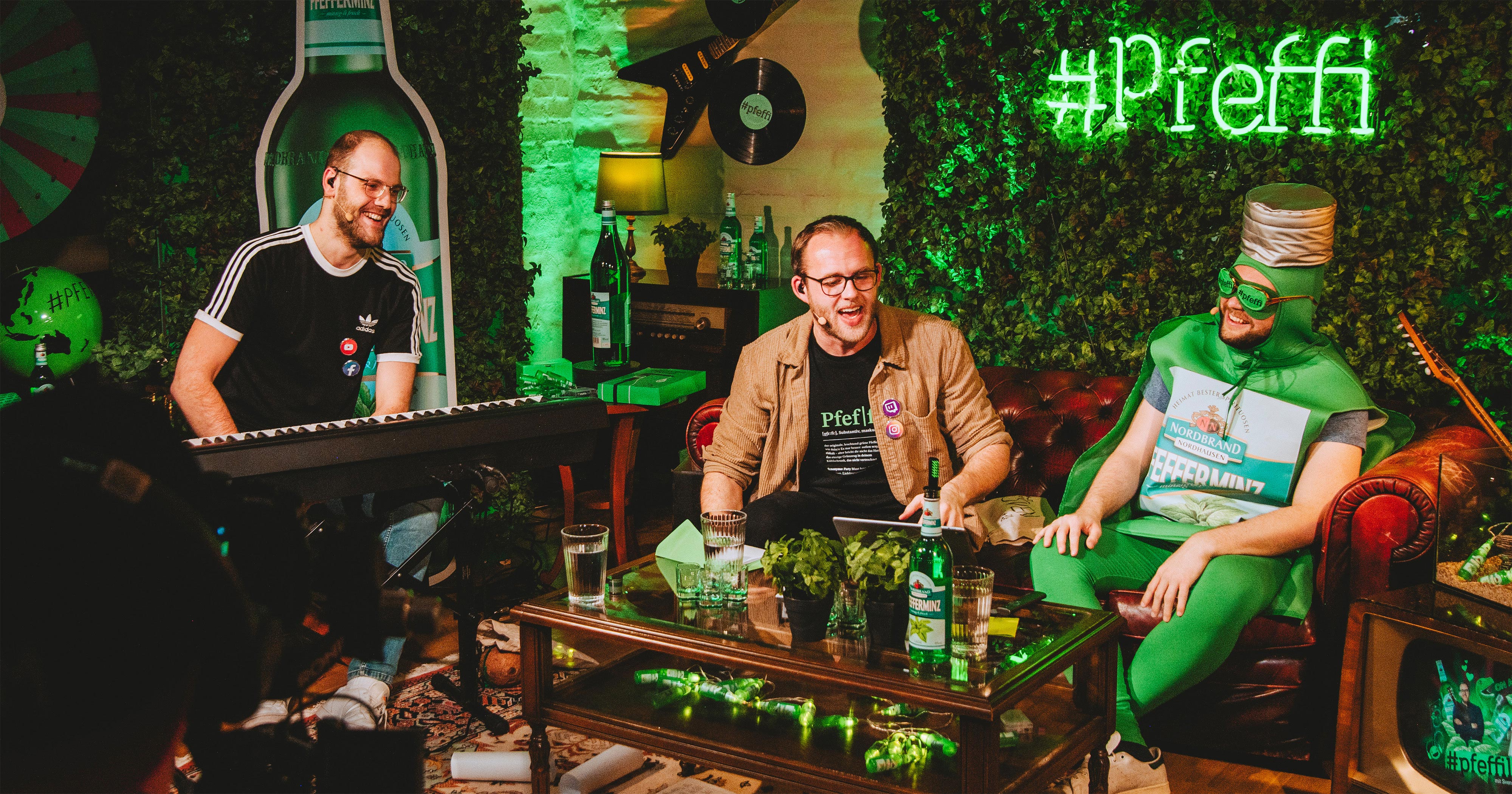 Ein Studio als Pfeffi Wohnzimmer mit Sven Bensmann und Gästen