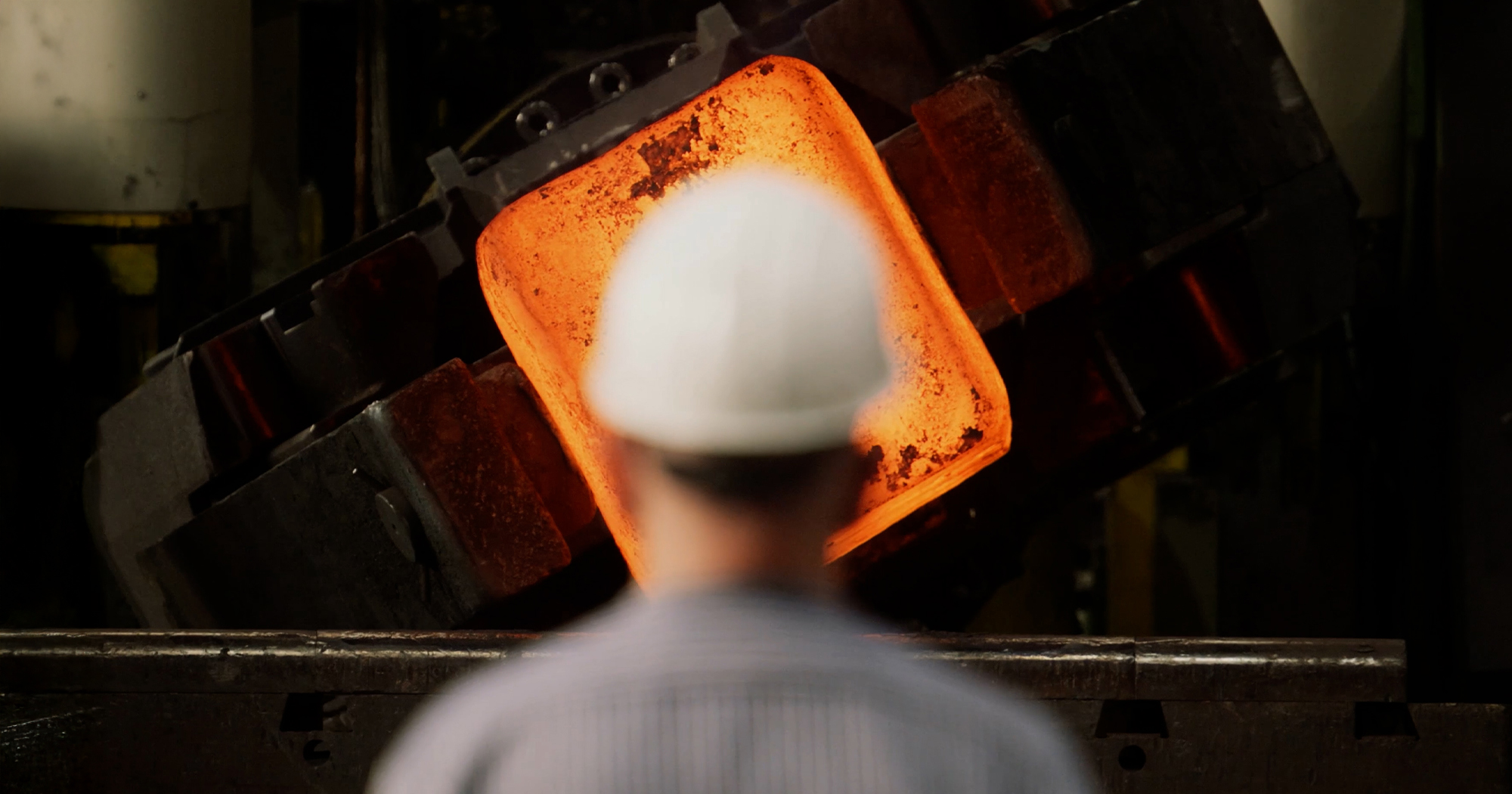Nahaufnahme eines glühenden Stahlblocks im Ofen