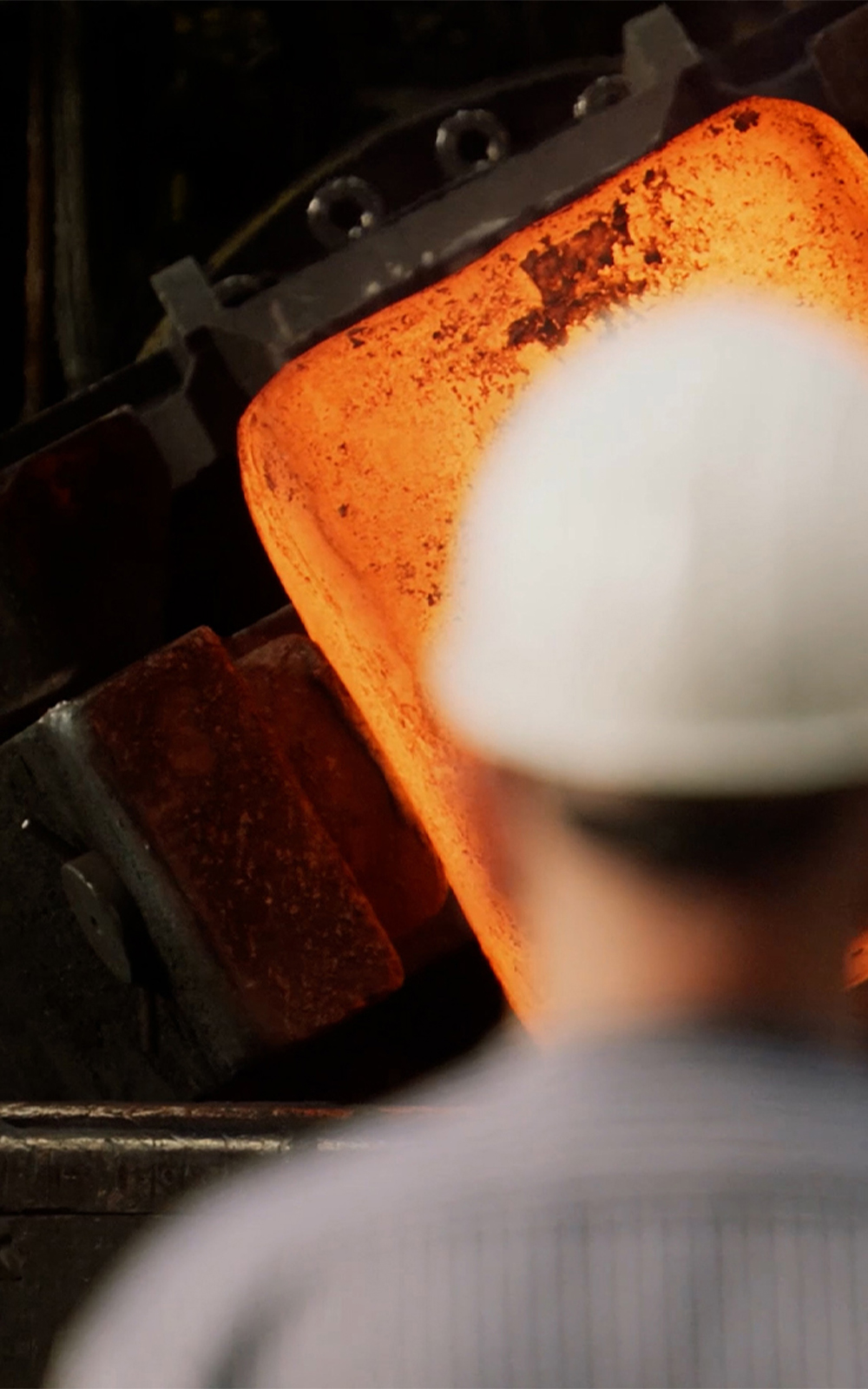 Nahaufnahme eines glühenden Stahlblocks im Ofen