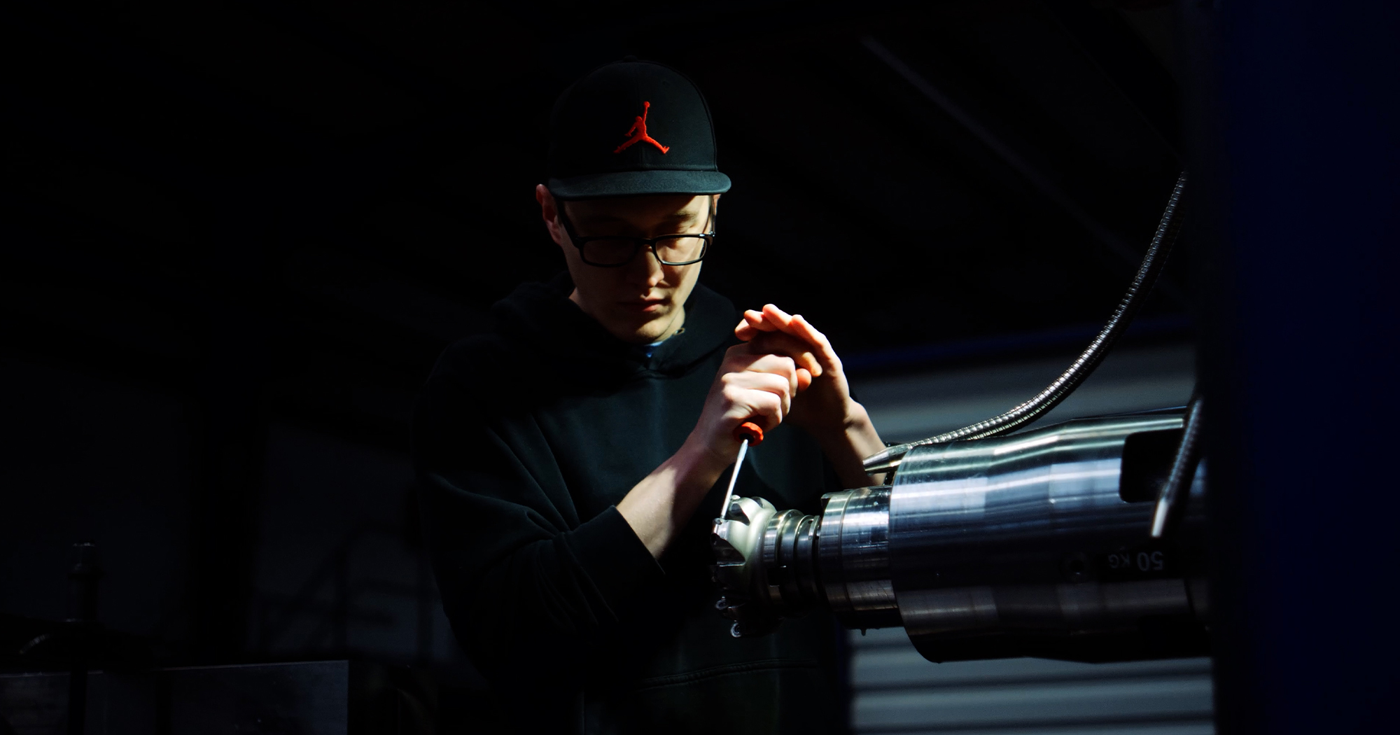 Blick in die Produktionshalle mit großer Schmiedeanlage und glühendem Werkstück