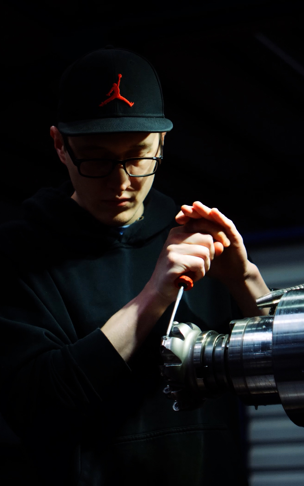 Blick in die Produktionshalle mit großer Schmiedeanlage und glühendem Werkstück
