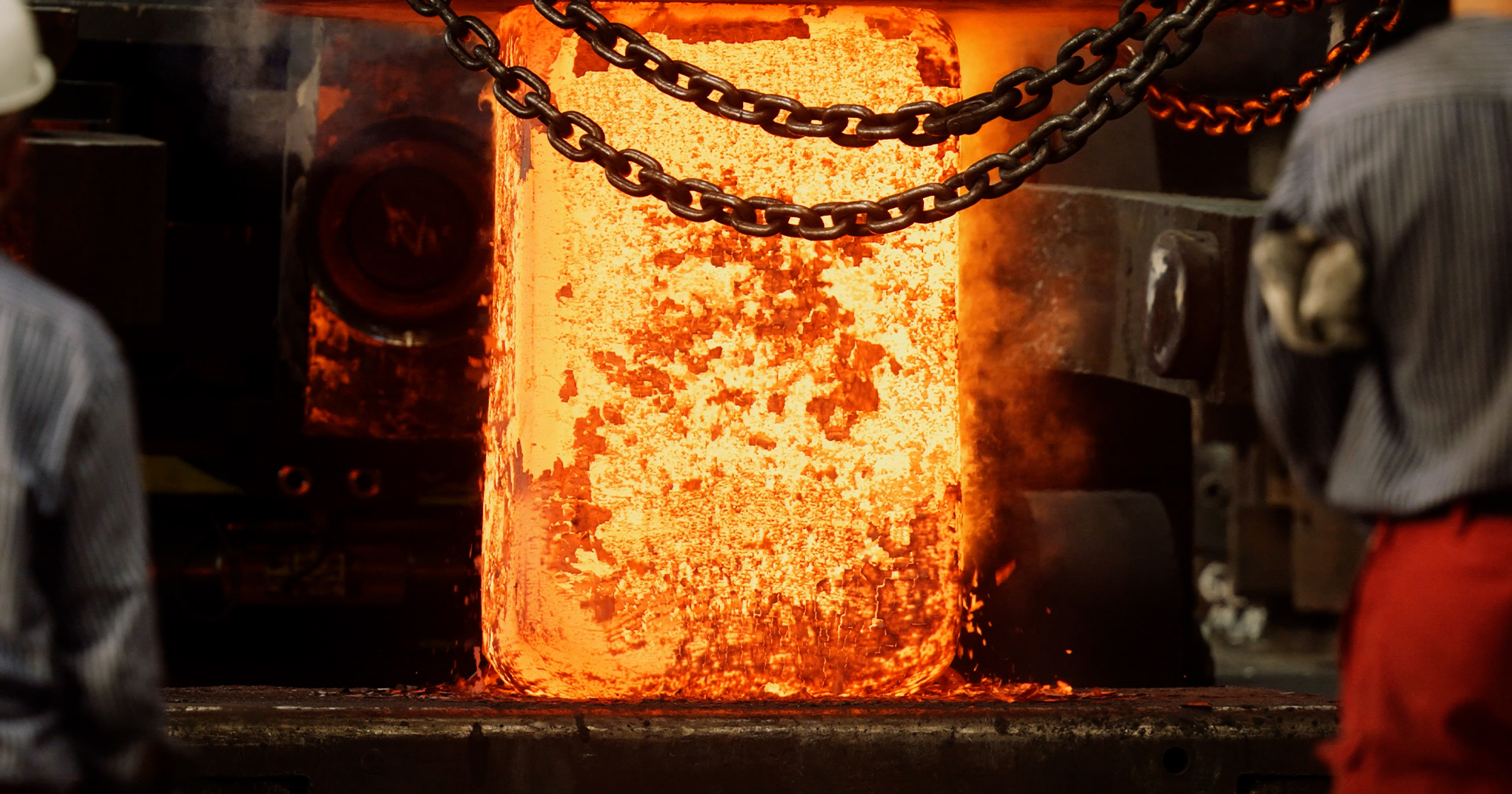 Arbeiter im Halbdunkel konzentriert bei der Ausführung einer Präzisionsarbeit