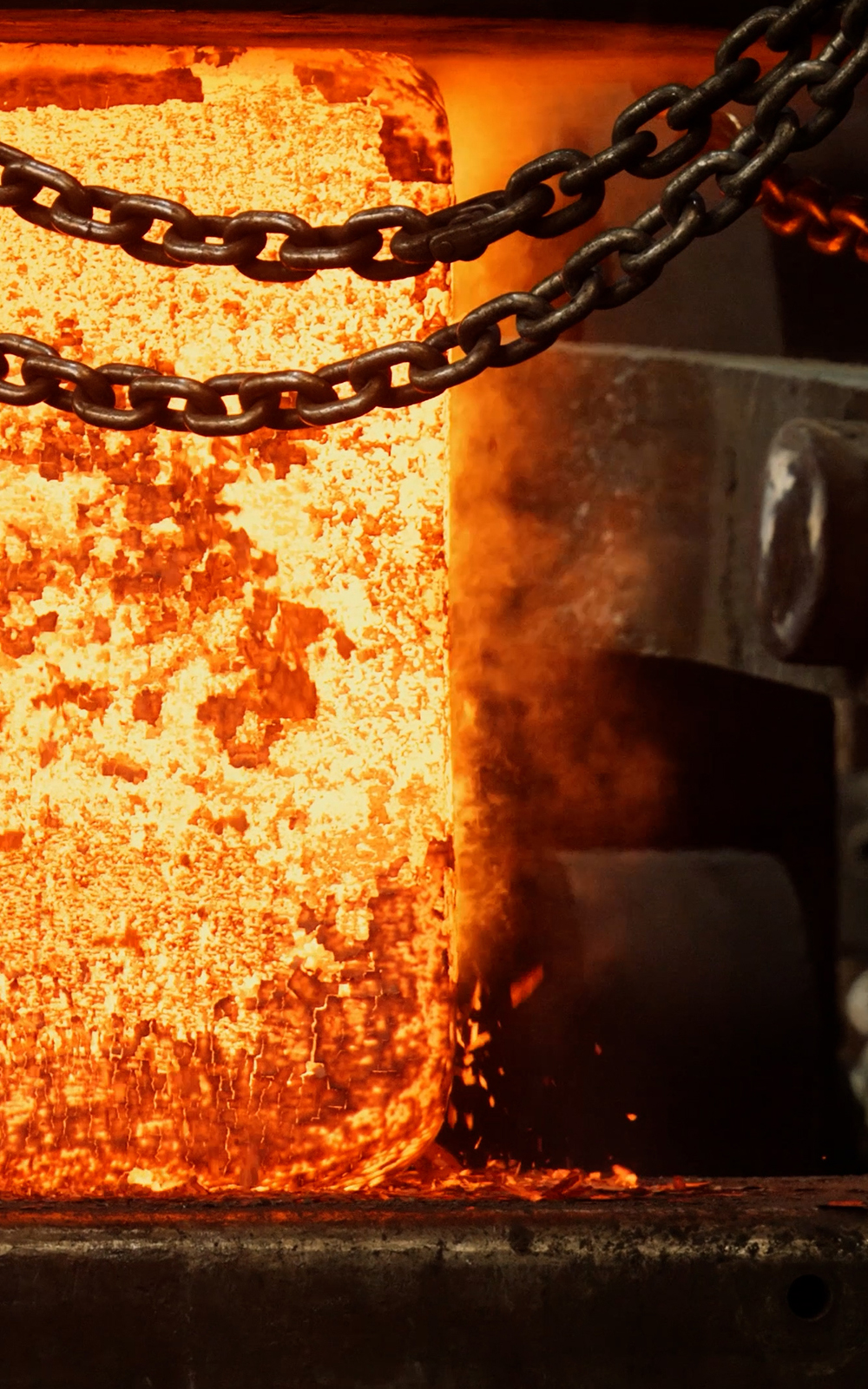 Arbeiter im Halbdunkel konzentriert bei der Ausführung einer Präzisionsarbeit