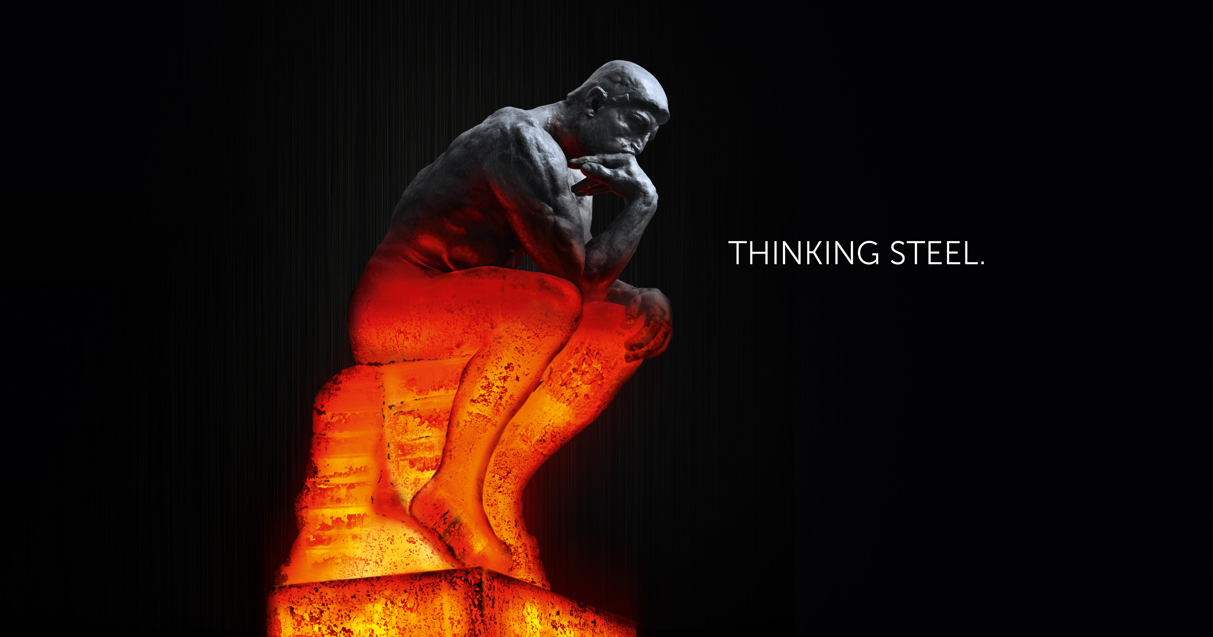 Man sieht eine Metallfigur sitzend in Denkerpose auf schwarzem Grund. Der untere Teil scheint noch zu grühen. Dazu die Headline: „Thinking Steel“.