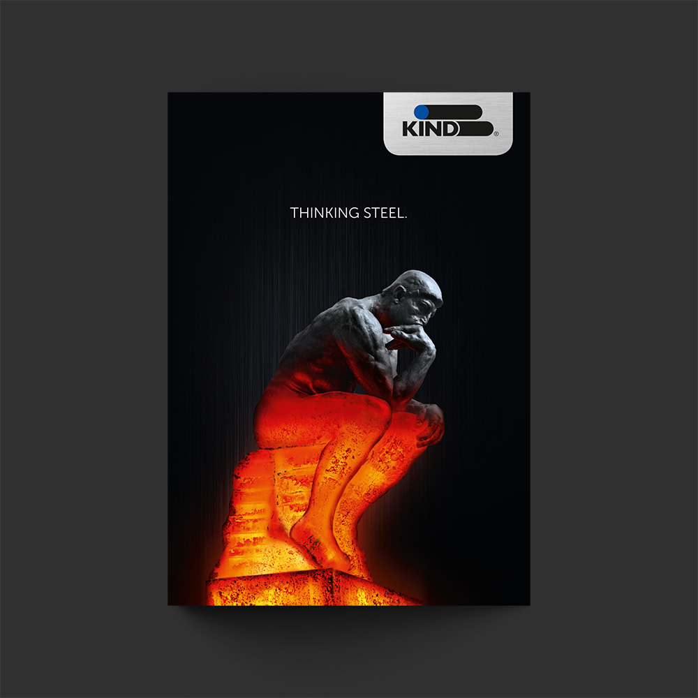 Man sieht die Titelseite eines Katalogs mit dem Denker, der Headline „Thinking Steel“ und dem RKind Logo auf schwarz/grau schraffiertem Grund.