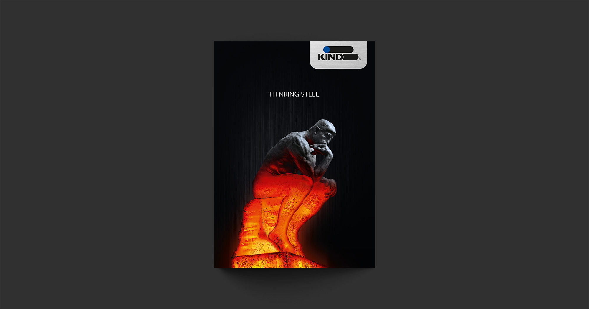 Man sieht die Titelseite eines Katalogs mit dem Denker, der Headline „Thinking Steel“ und dem RKind Logo auf schwarz/grau schraffiertem Grund.