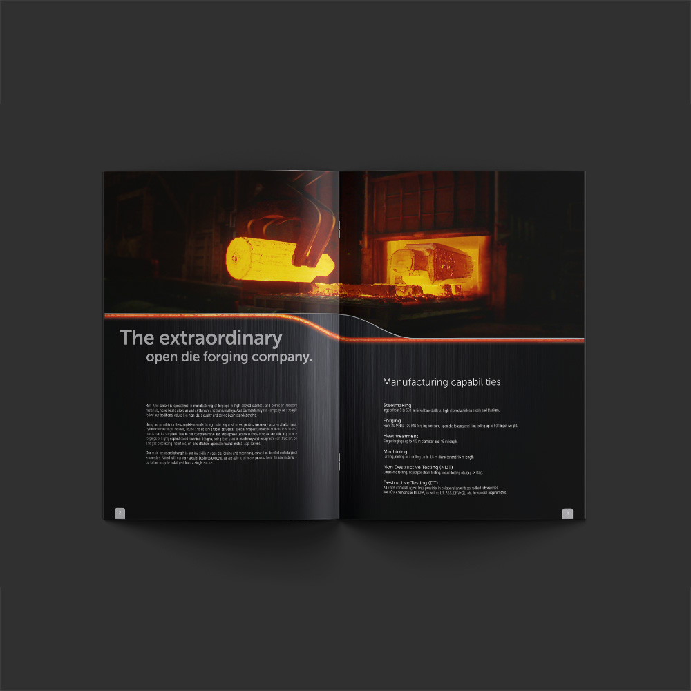 Man sieht eine Doppelseite aus dem RKind Katalog mit einem Schmiedestück, das von einem Roboterarm aus einem Brennofen gezogen wird in der oberen Hälfte der Doppelseite, darunter die Headline „The extraordinary open die forging company.“ und Text auf schwarz/grau schraffiertem Grund.