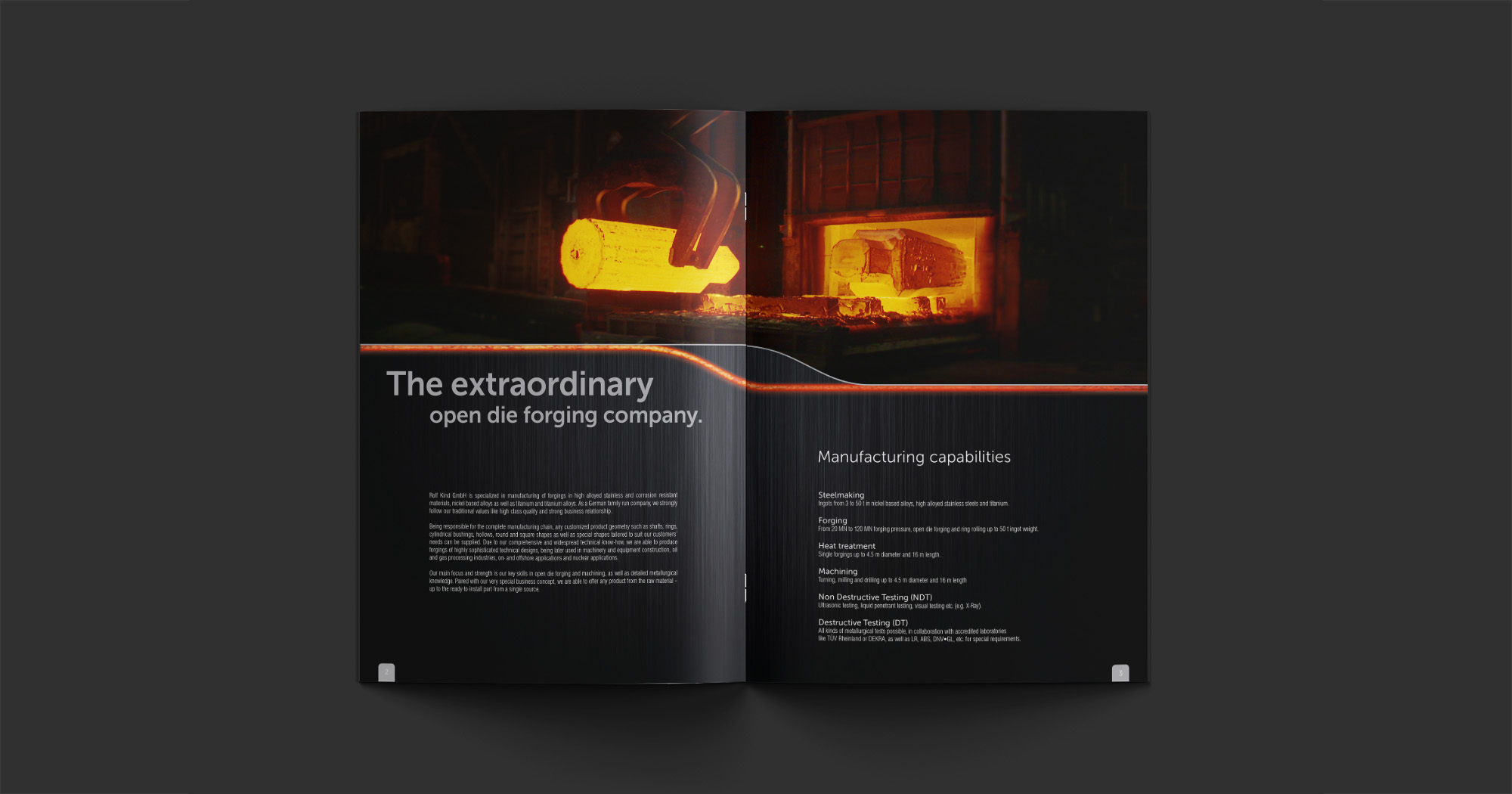 Man sieht eine Doppelseite aus dem RKind Katalog mit einem Schmiedestück, das von einem Roboterarm aus einem Brennofen gezogen wird in der oberen Hälfte der Doppelseite, darunter die Headline „The extraordinary open die forging company.“ und Text auf schwarz/grau schraffiertem Grund.