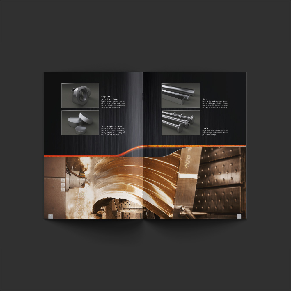 Man sieht eine Doppelseite aus dem RKind Katalog mit Bildern der einzelnen Schmiedekonturen und zugehörigem Text auf schwarz/grau schraffiertem Grund in der oberen Hälfte der Doppelseite, darunter das Bild einer der Maschinen von RKind.