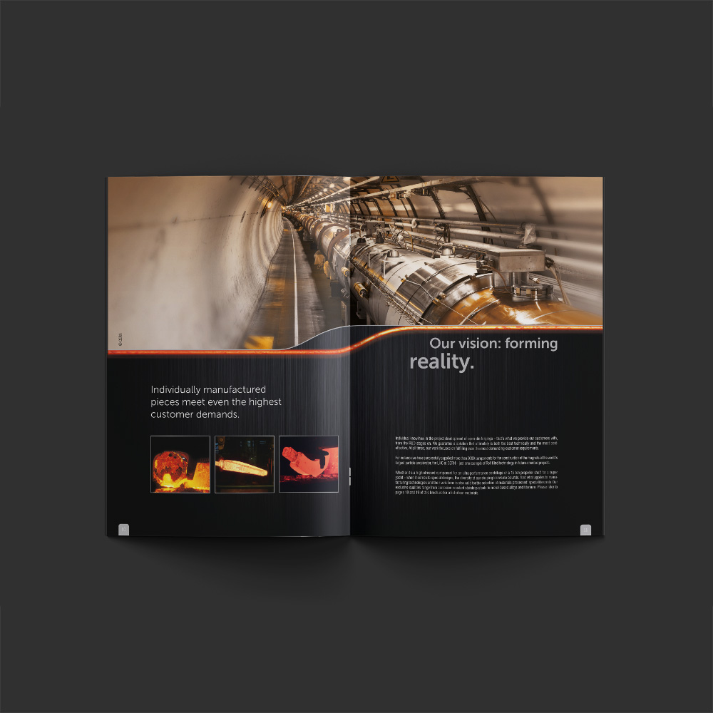 Man sieht eine Doppelseite aus dem RKind Katalog mit einem Bild aus den Produktionshallen von RKind in der oberen Hälfte der Doppelseite, darunter die Headline „Our vision: forming reality.“ sowie kleine Bilder einzelner Schmiedestücke und Text auf schwarz/grau schraffiertem Grund.