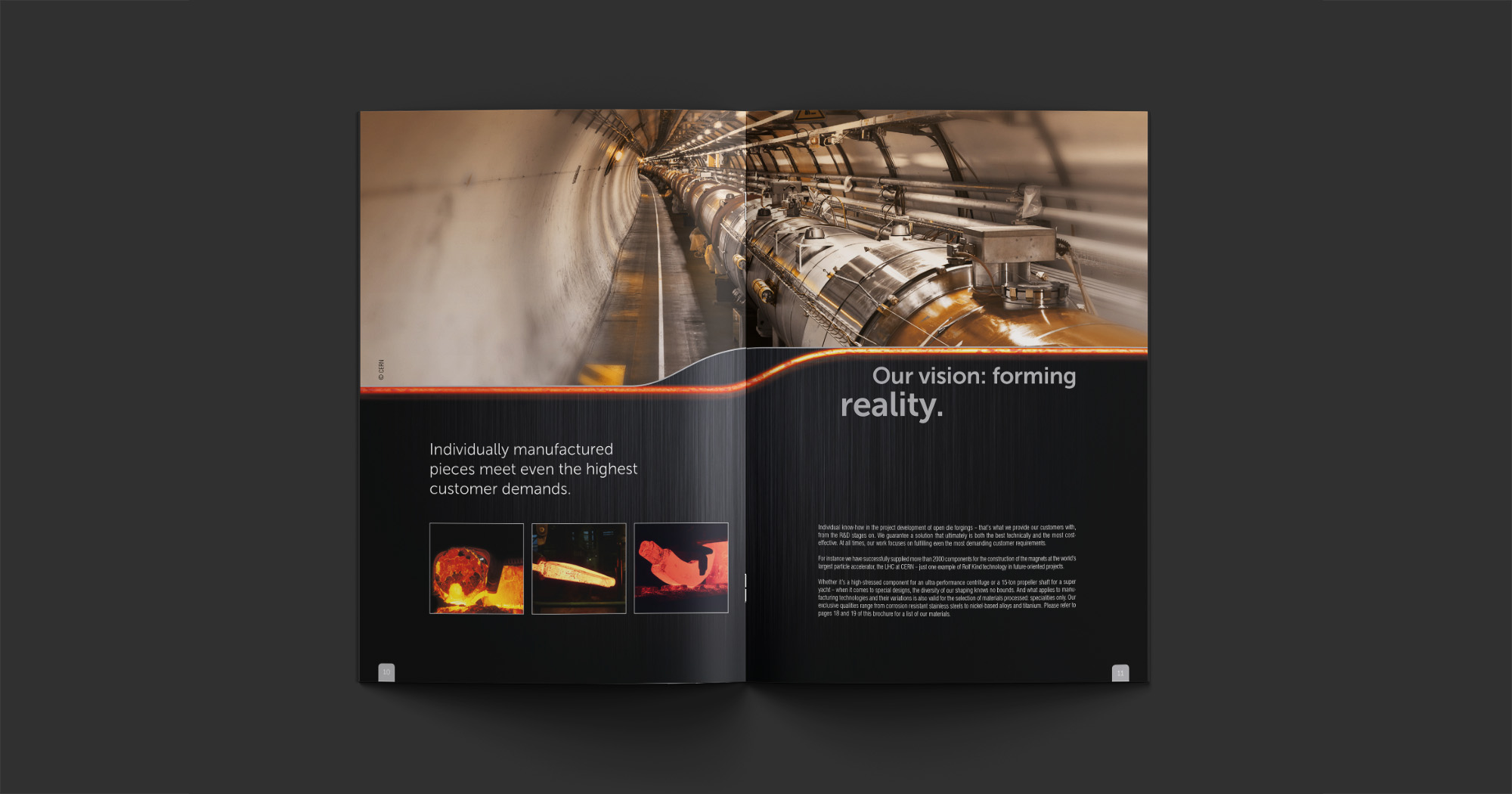 Man sieht eine Doppelseite aus dem RKind Katalog mit einem Bild aus den Produktionshallen von RKind in der oberen Hälfte der Doppelseite, darunter die Headline „Our vision: forming reality.“ sowie kleine Bilder einzelner Schmiedestücke und Text auf schwarz/grau schraffiertem Grund.