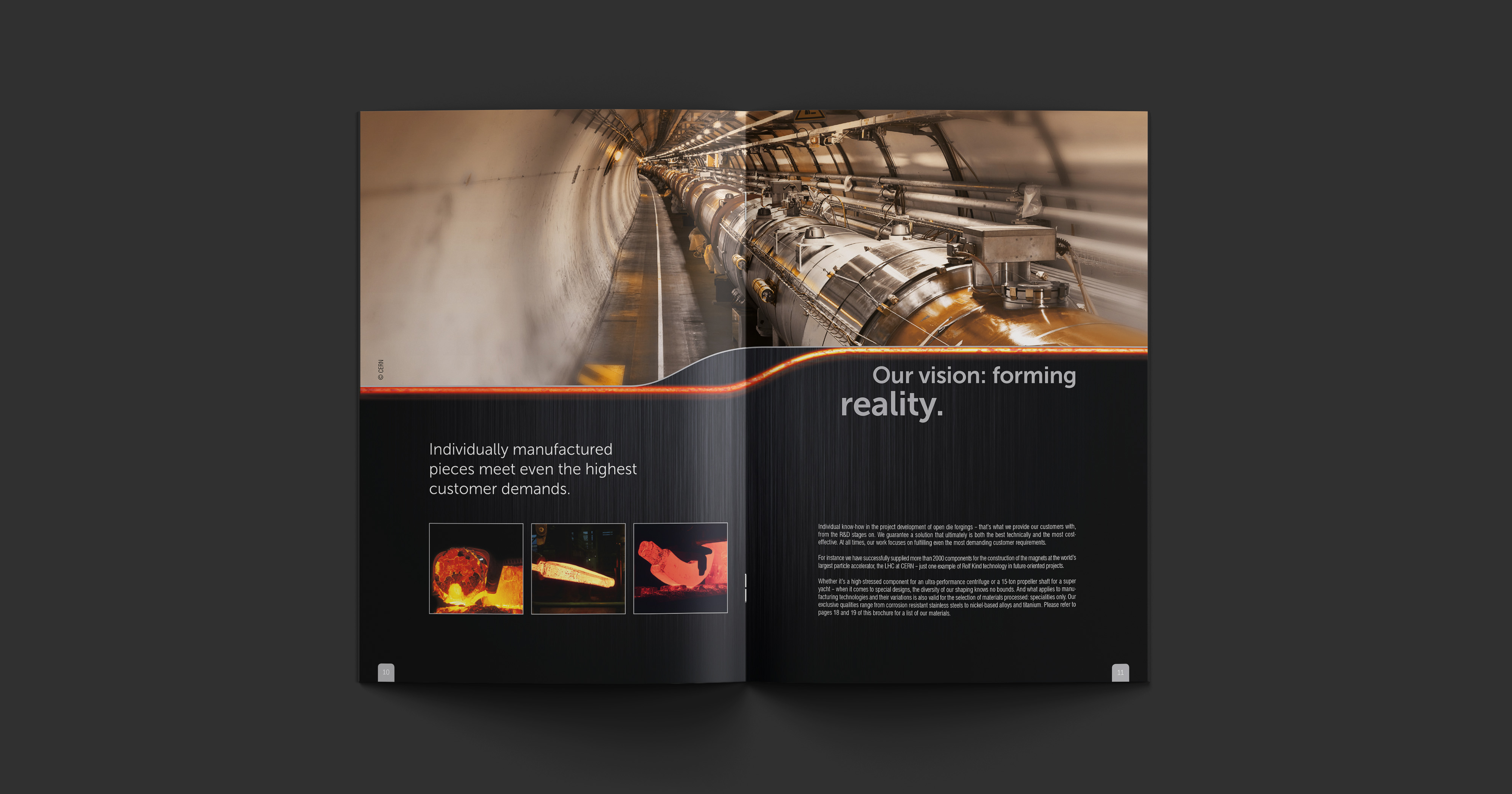 Man sieht eine Doppelseite aus dem RKind Katalog mit einem Bild aus den Produktionshallen von RKind in der oberen Hälfte der Doppelseite, darunter die Headline „Our vision: forming reality.“ sowie kleine Bilder einzelner Schmiedestücke und Text auf schwarz/grau schraffiertem Grund.