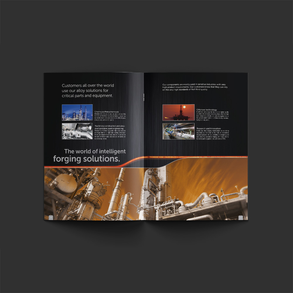 Man sieht eine Doppelseite aus dem RKind Katalog mit Bildern der einzelnen Branchen, und zugehörigem Text auf schwarz/grau schraffiertem Grund in der oberen Hälfte der Doppelseite, darunter das Bild einer Industrieanlage und die Headline: „The world of intelligent forging solutions“