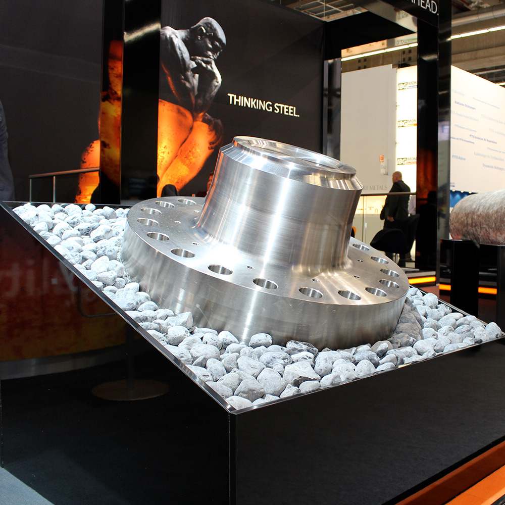 Das Foto zeigt ein großes Schmiedestück von RKind als Ausstellungsstück auf dem Messestand.