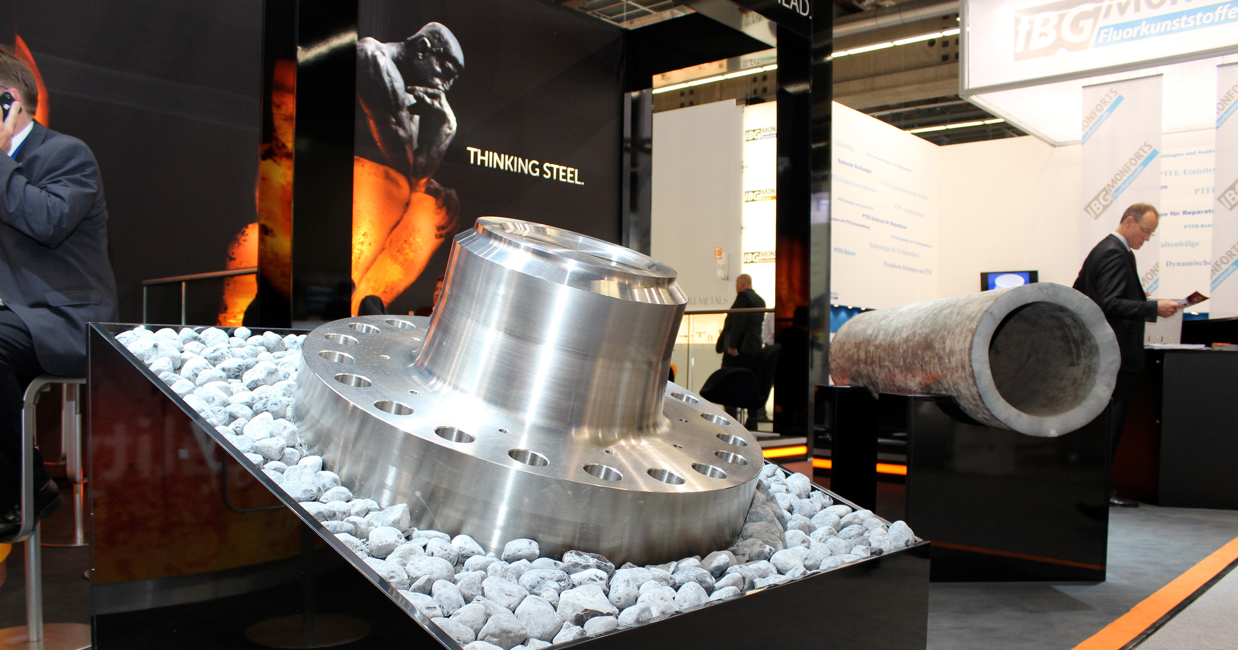 Das Foto zeigt ein großes Schmiedestück von RKind als Ausstellungsstück auf dem Messestand.
