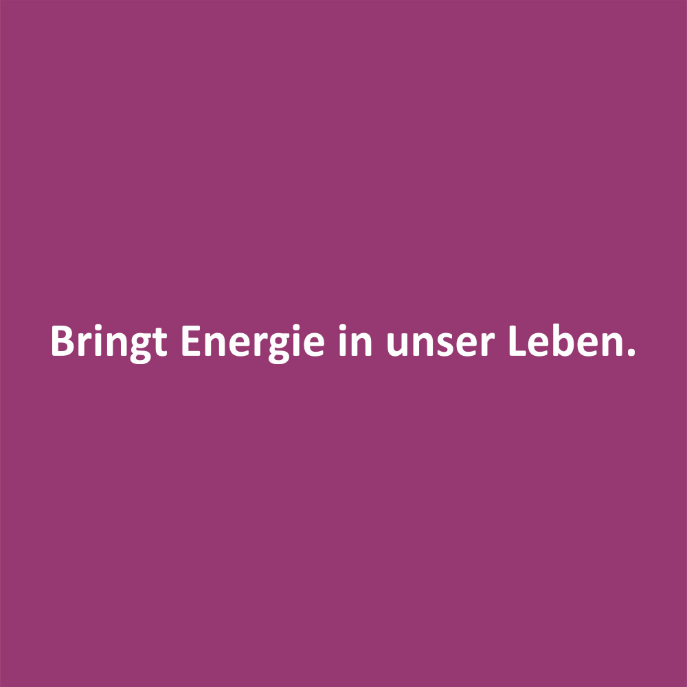 Man sieht in weiß den Claim „Bringt Energie in unser Leben.“ auf violettem Grund